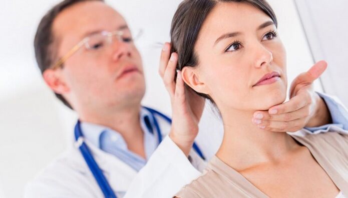 dokter memeriksa pasien dengan nyeri leher